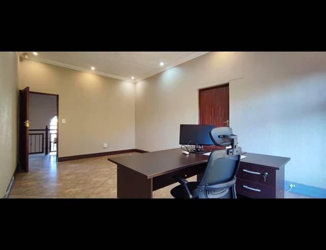 318M² BUILDING FOR SALE IN ROOIHUISKRAAL
